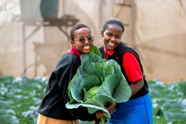Kenya_Mikinduri_Miurine_eroots_school_farm_garden_group_girls_plants