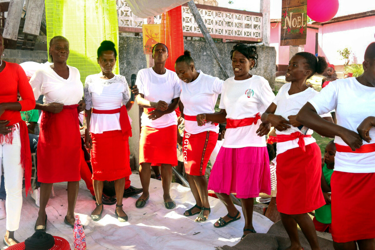 Haiti South Christmas moms dance