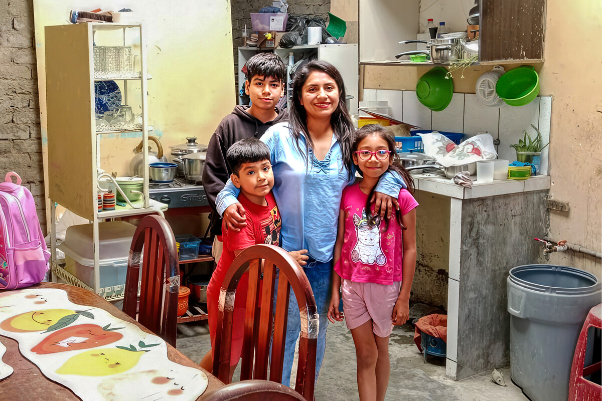 Peru Chiclayo Repair and Improvement of Housing Leydy gift catalogue mom family smile